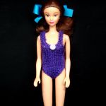 lila Strickbadeanzug für die Barbie