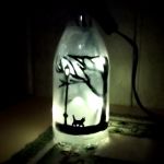 Lampe Katze bei Nacht