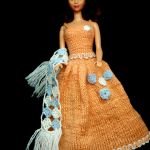 Häkelstrickabendkleid für Barbie mit Blümchen am Rock und Blümchenstola